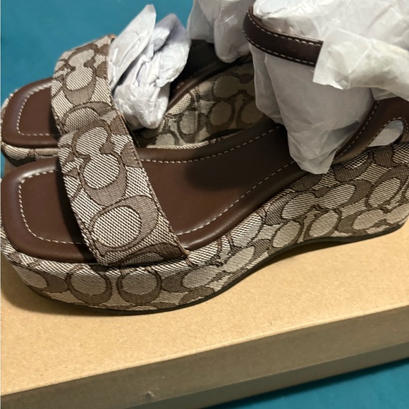 🤎 COACH- GALE WEDGE SANDAL IN SIGNATURE JACQUARD 🤎 - Picture 2 of 11